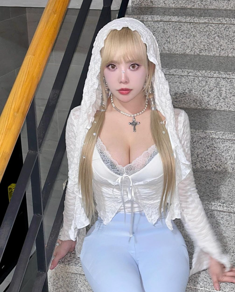 Danh tính của hot girl này cũng được tìm ra, đó là hot girl Dami, người Hàn Quốc.