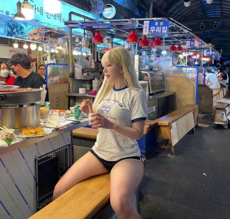 Tuy nhiên, hot girl xinh đẹp lại diện quần ngắn cũn cỡn khiến người qua đường "nóng mắt".