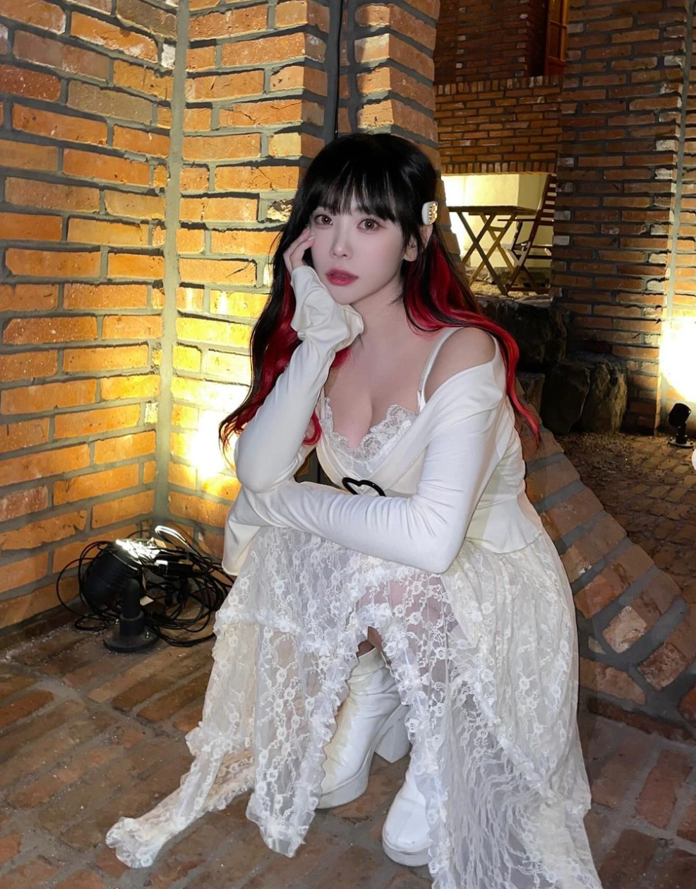 Cô nàng cũng sở hữu vòng 1 khủng khiến nhiều người mơ ước.