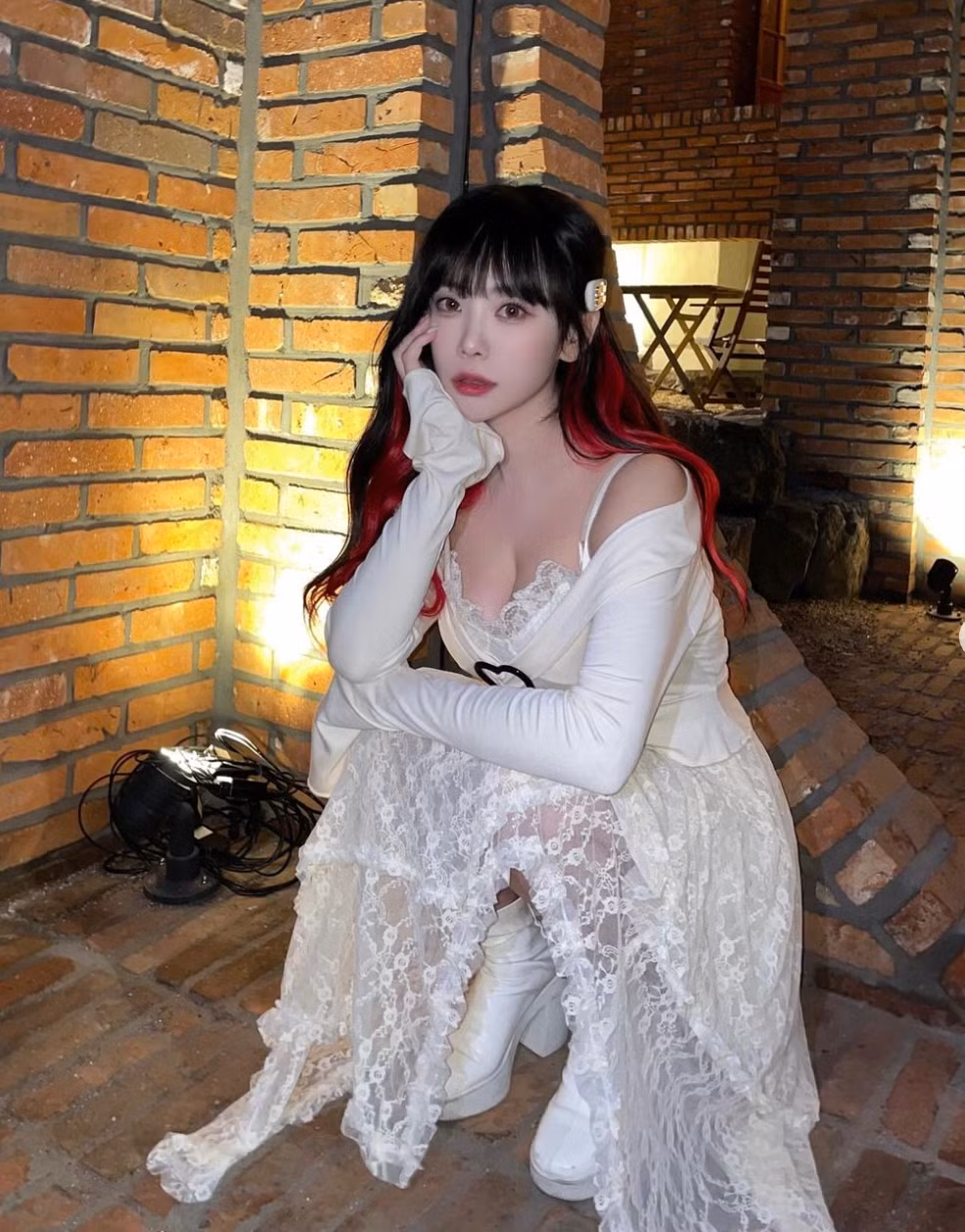 Cô nàng cũng sở hữu vòng 1 khủng khiến nhiều người mơ ước.