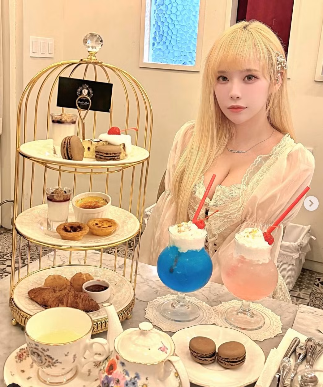 Với phong cách thời trang cá tính, cô luôn biết cách thu hút mọi ánh nhìn.