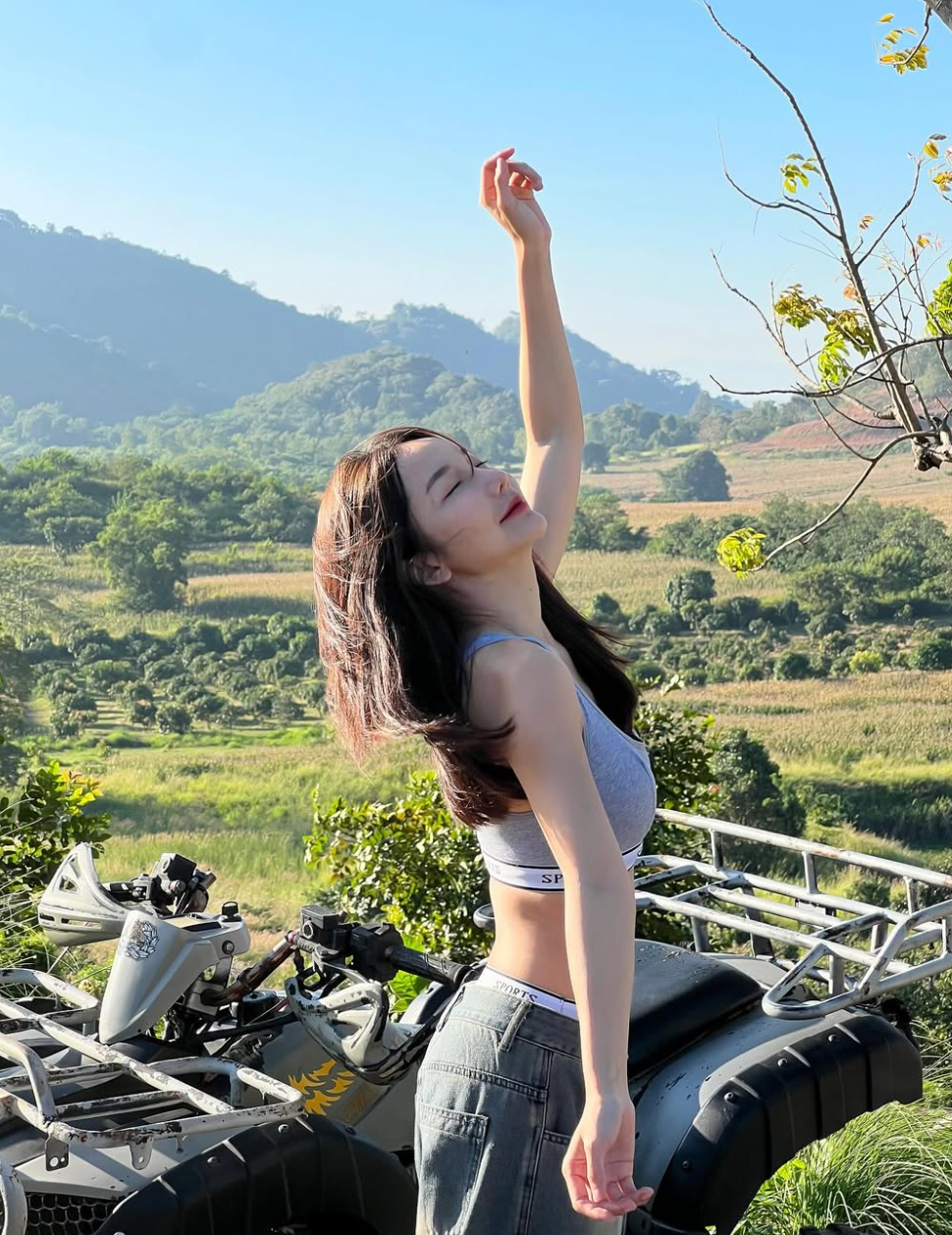 Cô nàng tự tin tạo dáng giữa núi rừng, khoe trọn vóc dáng nuột nà, khiến người xem không thể rời mắt.