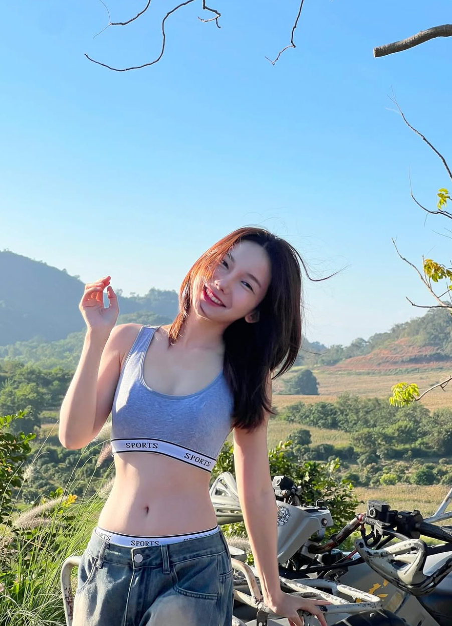 Mới đây, hot girl gợi cảm khiến dân mạng "bùng nổ" với bộ ảnh mới nhất được thực hiện giữa khung cảnh thiên nhiên hùng vĩ.