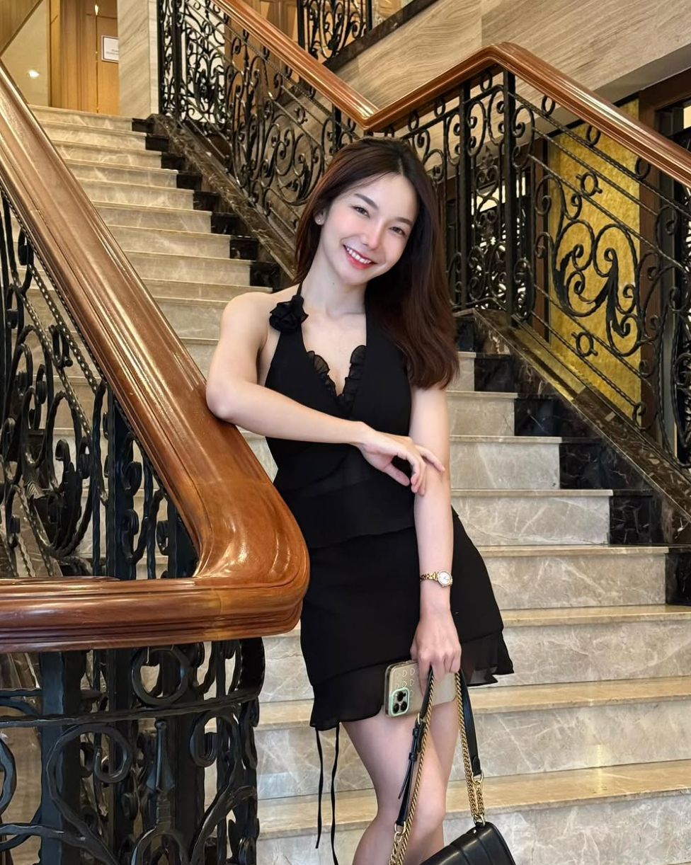 Thềm ngực tròn đầy được Nick Chatchada khoe khéo ngay cả trong những bức hình selfie.