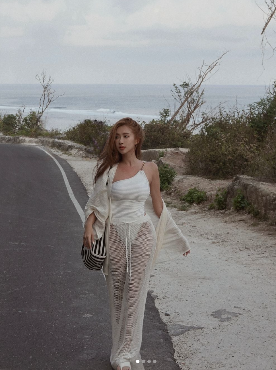 Những hình ảnh Yan Baby lựa chọn chiếc quần lưới kết hợp bikini màu trắng khoe vòng eo thon gọn gây chú ý.