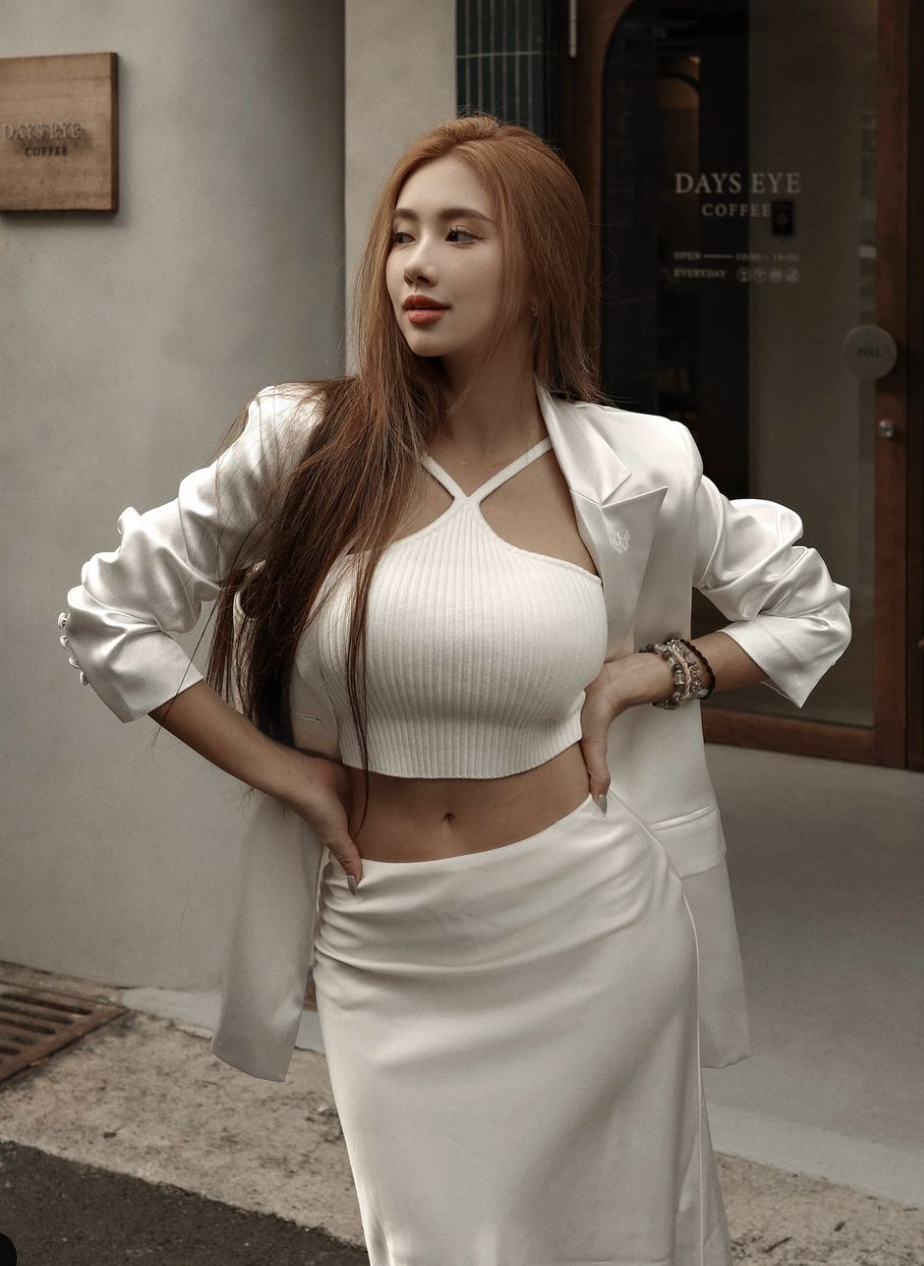 Yan Baby hóa cô nàng sành điệu với một set đồ khác.