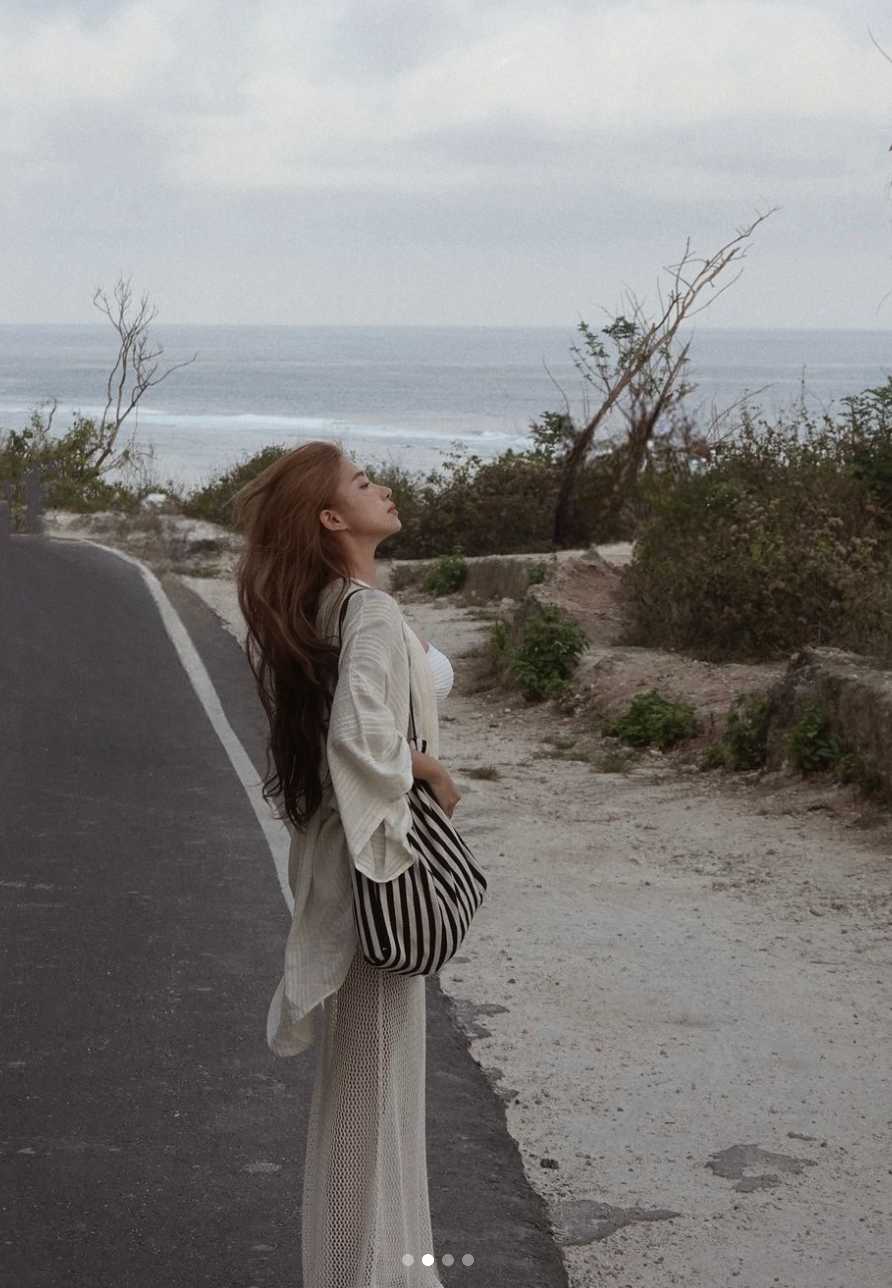 Điểm nhấn của bộ trang phục chính là chiếc quần lưới với những đường kẻ sọc tinh tế, tạo hiệu ứng thị giác vô cùng bắt mắt.