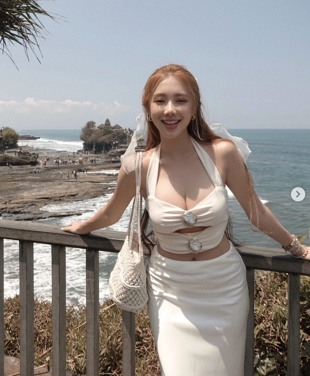 Hot girl Trung Quốc đang là một blogger nổi tiếng trên Instagram, sở hữu lượng người theo dõi lên tới 350 ngàn người.