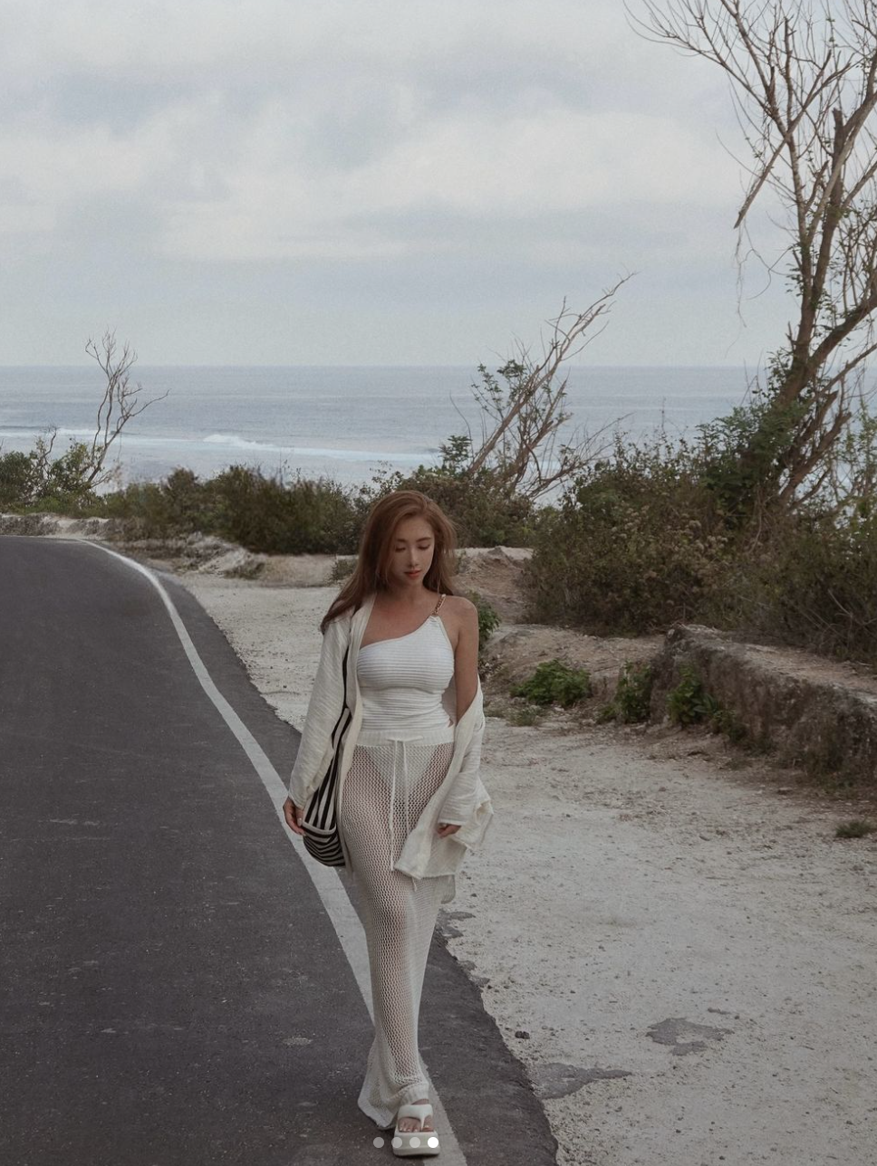 Cô nàng đã khéo léo biến chiếc quần lưới trở thành tâm điểm của bộ trang phục, thu hút mọi ánh nhìn.