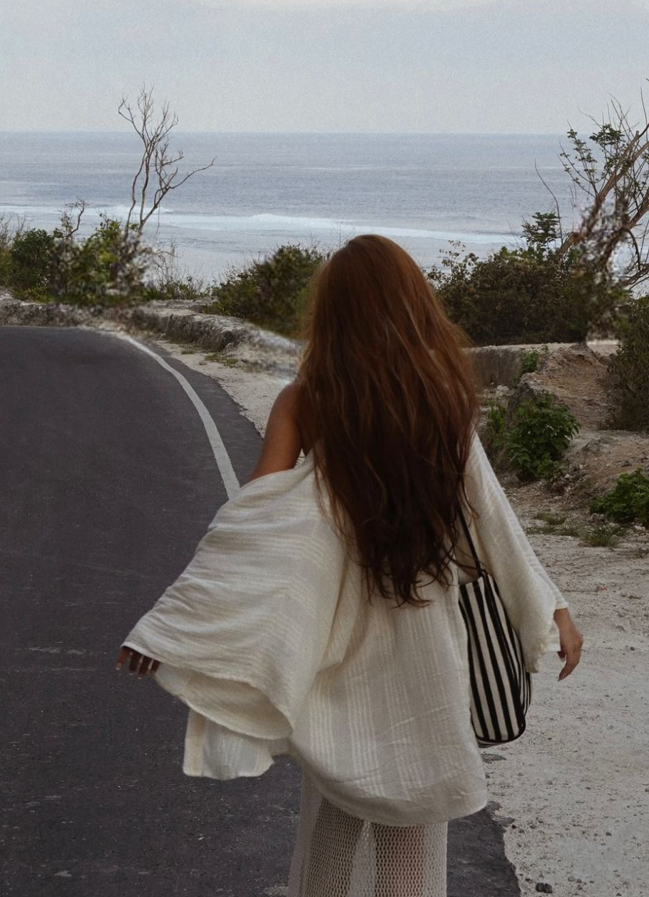 Bên cạnh đó, việc khéo léo kết hợp với nội y màu sắc tương đồng càng làm tăng thêm sự quyến rũ và gợi cảm cho nàng hot girl này.