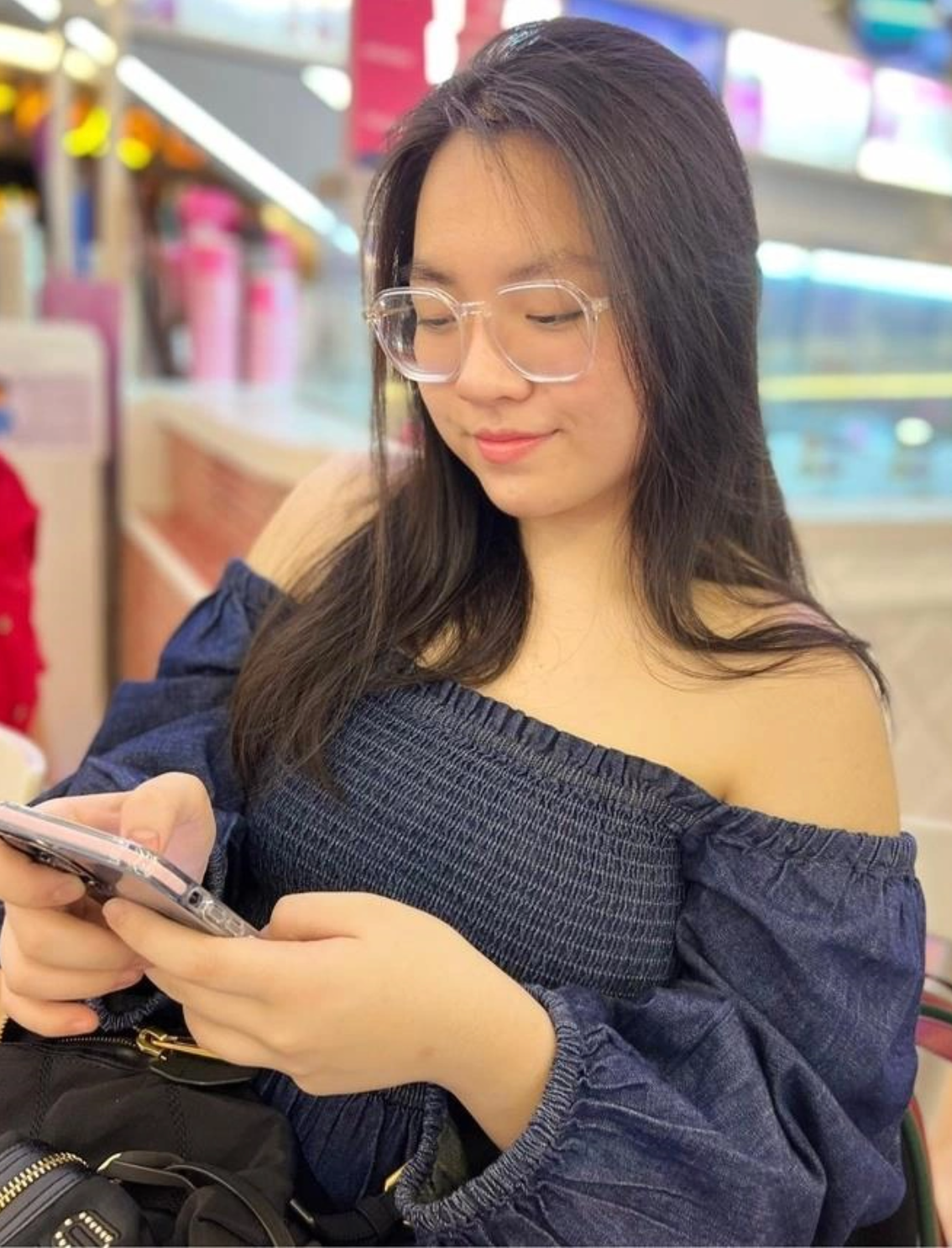 Đặc biệt, đôi chân dài miên man của ái nữ nhà Hiền Thục cũng là điểm nhấn thu hút mọi ánh nhìn.