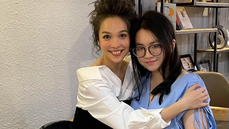  Hiền Thục được biết đến là một trong những nữ ca sĩ xinh đẹp và tài năng của showbiz Việt. Cuộc sống làm mẹ đơn thân của cô bên con gái Gia Bảo luôn nhận được sự quan tâm của người hâm mộ.