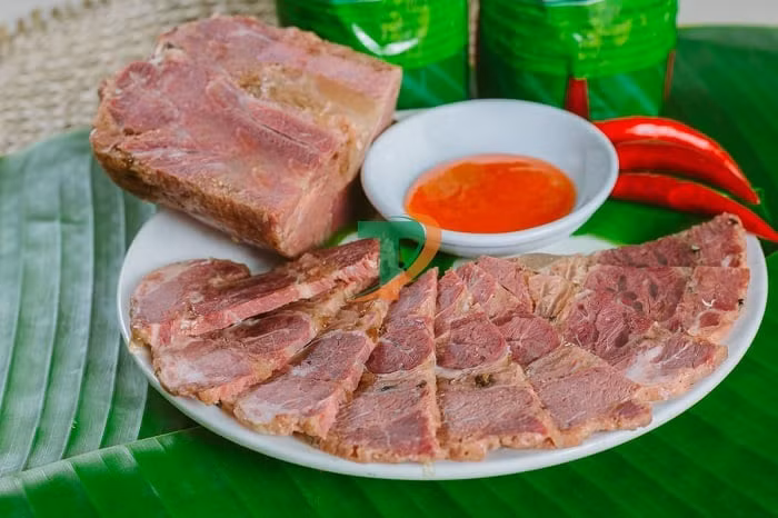 Với những người sành ăn khi du lịch Nghệ An, Hà Tĩnh thường lựa chọn thưởng thức món giò bê. Nguyên liệu chính là thịt me (thịt bê) nguyên miếng, bì bê, gia vị gia truyền, hạt tiêu, nước mắm nhĩ nguyên chất đặc sản Cửa Lò.