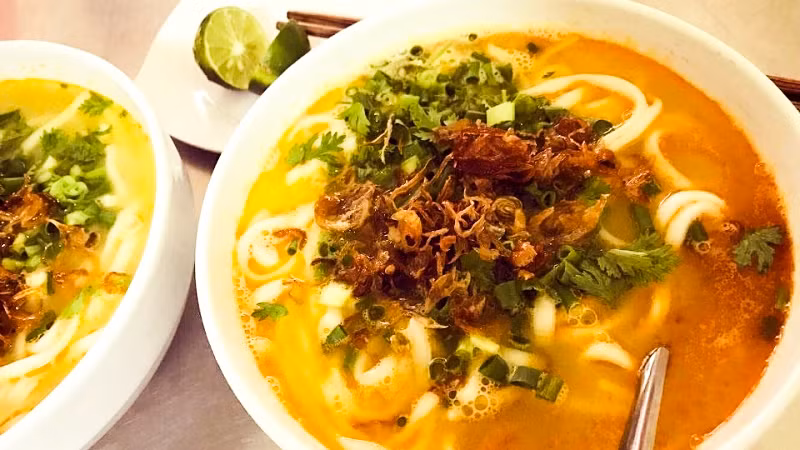 Món ăn mang đậm màu sắc ẩm thực xứ Nghệ nói chung và Vinh nói riêng còn có món cháo canh. Những sợi bánh được làm bằng bột mì, sau đó ăn kèm với nước hầm xương đậm đà và nhiều loại topping như: thịt, tôm, chả lụa…