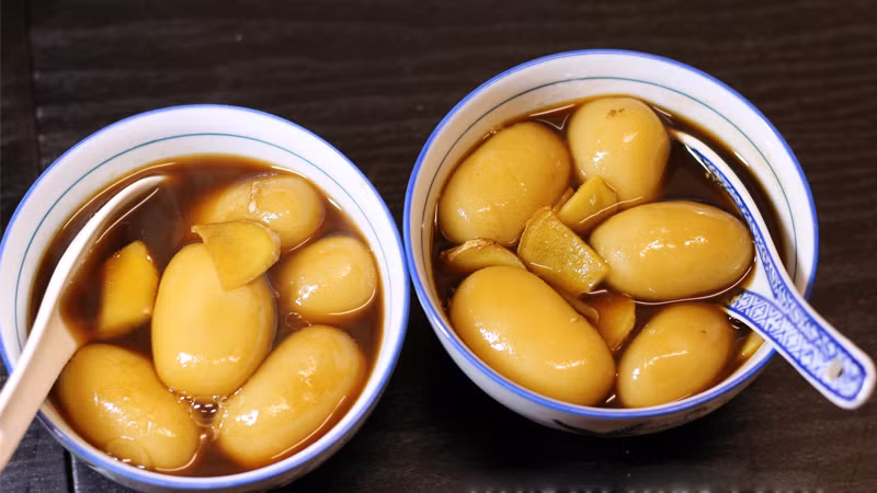 Bánh ngào Nghệ An được làm từ những nguyên liệu rất cơ bản như: bột nếp, gừng tươi, mật mía,… Món bánh này khá giống với bánh trôi của người miền Bắc.