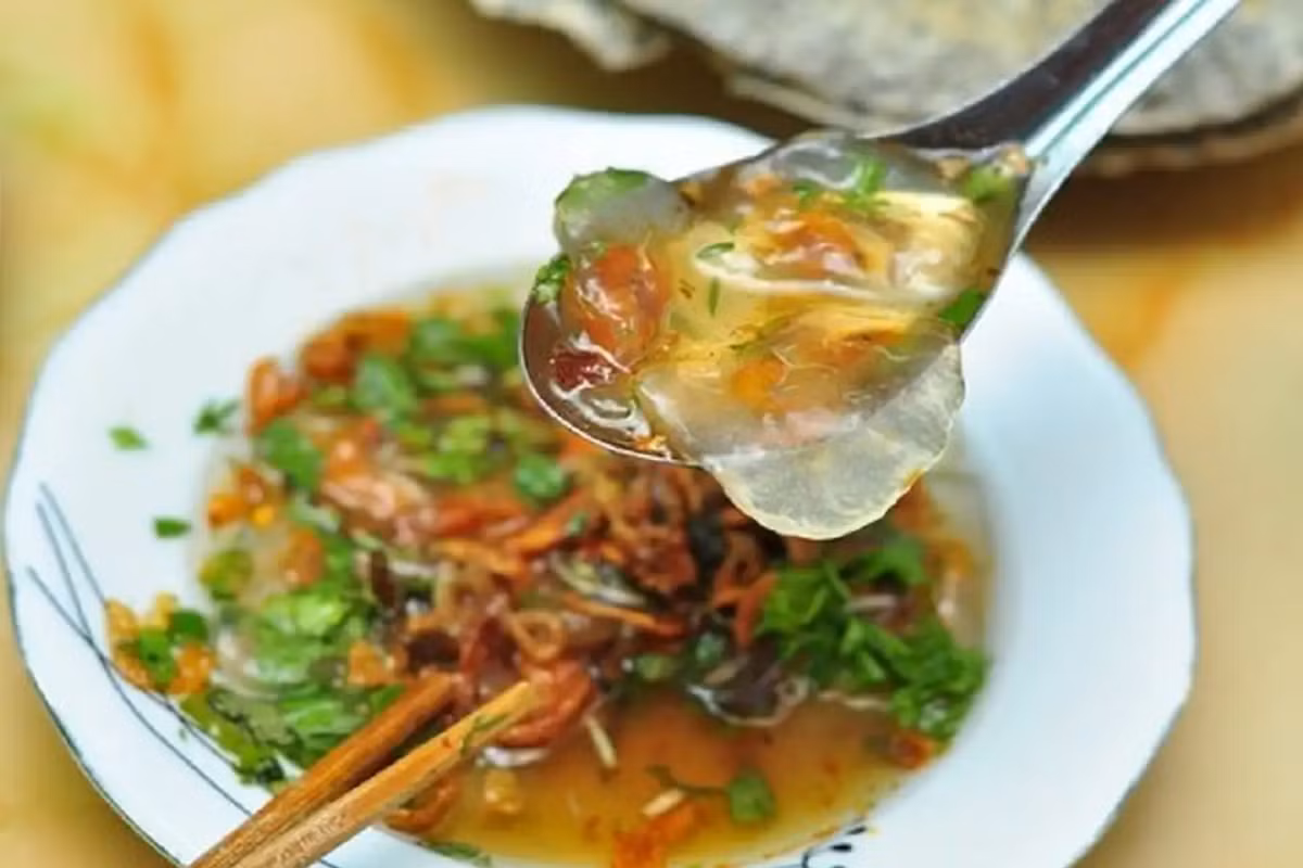 Đặc sản Vinh còn gọi tên cả bánh bèo. Món bánh bèo xứ Vinh được làm từ bột lọc, bên trong nhân tôm, thịt bằm xào với mộc nhĩ, bánh bèo sẽ ăn chung với nước mắm.