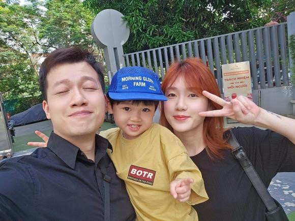 "Em bé trộm vía lúc nào cũng hiểu chuyện, nay chuyển trường ngày đầu tiên có ngại ngùng chút nhưng vẫn rất hào hứng. Hy vọng con và các bạn mới, các cô sẽ yêu thương nhau!", Trần Ngọc chuyển trường cho con.