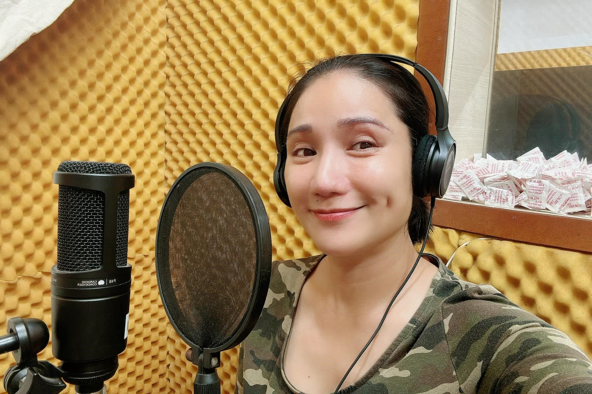 MC Cát Tường khoe nhan sắc mộc trong phòng thu.