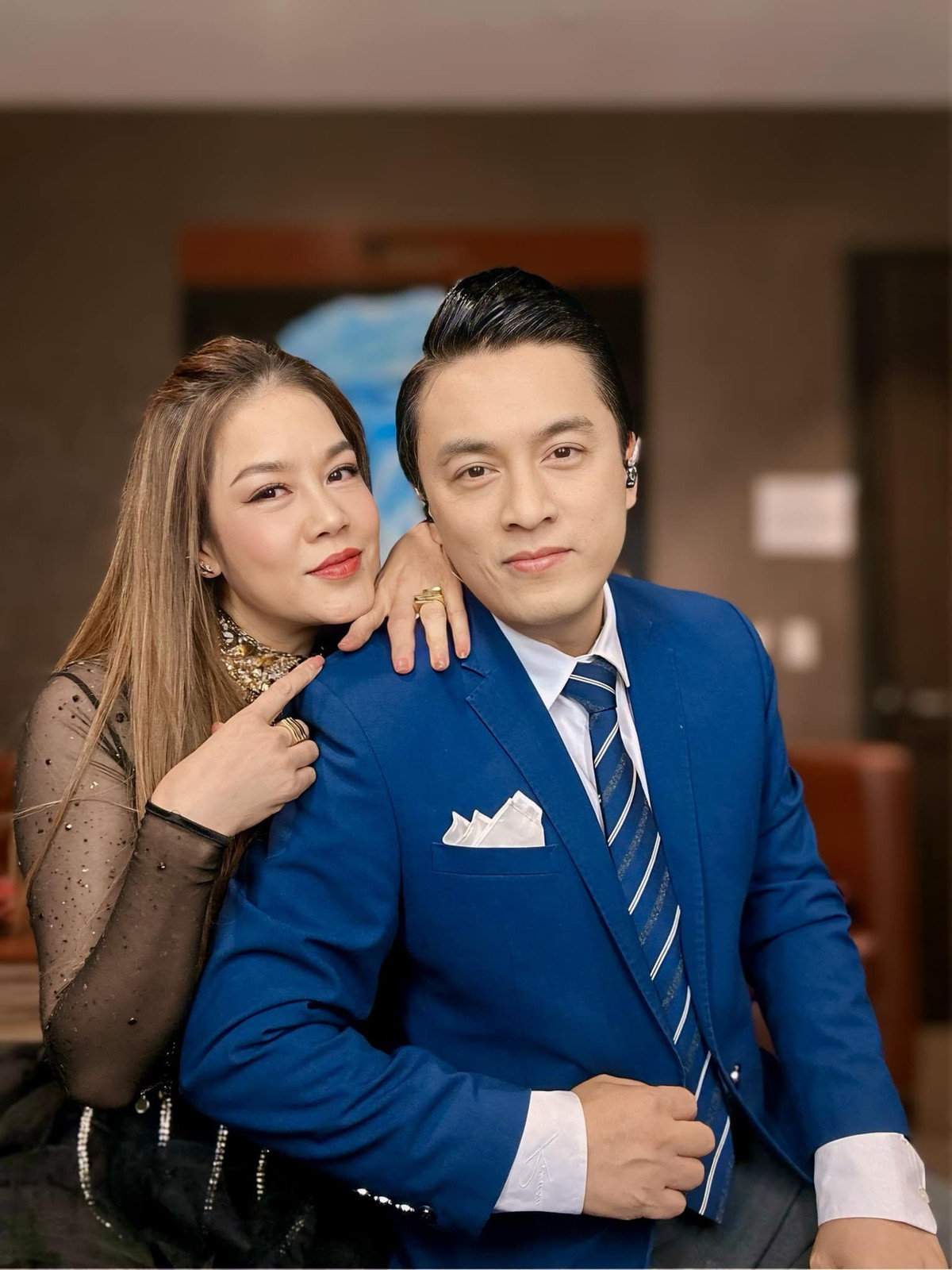 Ca sĩ Lam Trường thân thiết bên đàn chị Thu Phương trong hậu trường.