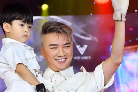 Đàm Vĩnh Hưng chia sẻ status với mong muốn được tặng một căn nhà gần trường học của con trai để tiện đưa đón con đi học mỗi ngày.