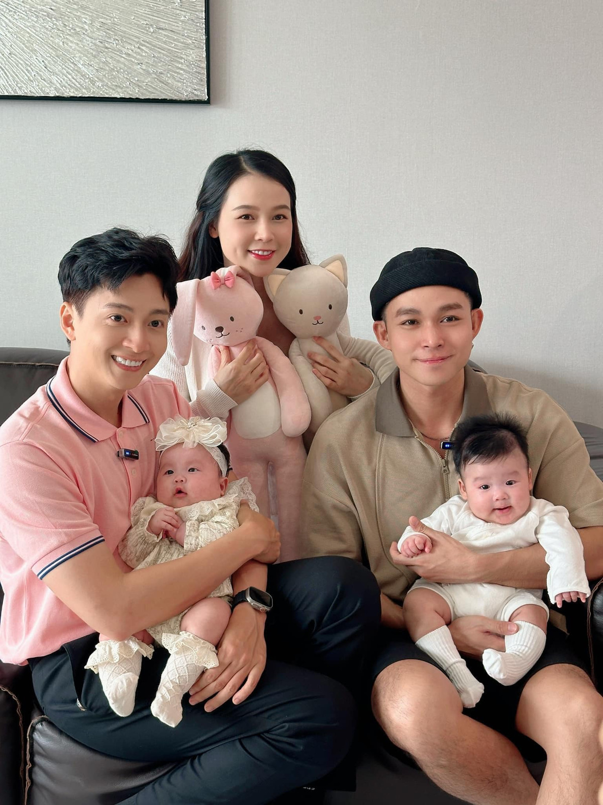 Ca sĩ Ngô Kiến Huy và Jun Phạm đến nhà chơi với 2 em bé của Sam.