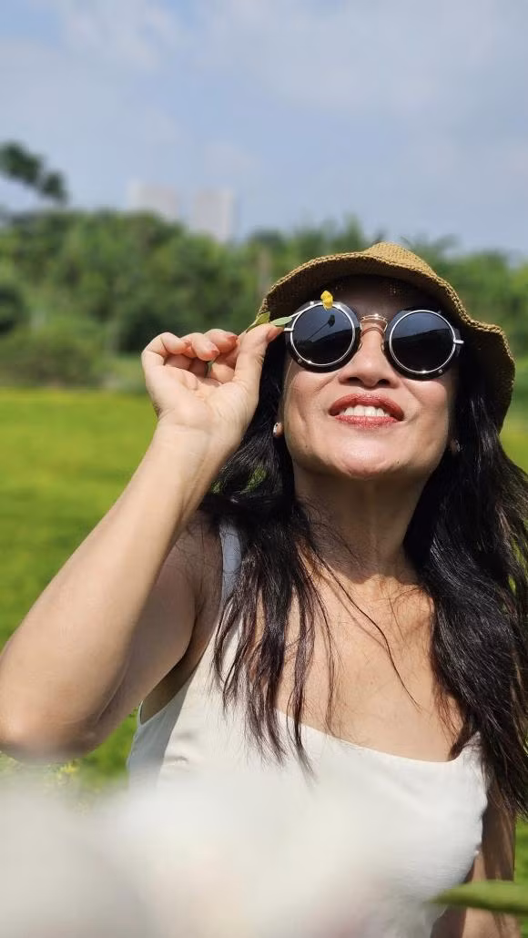 Diễn viên Tú Oanh đón nắng mùa hè.