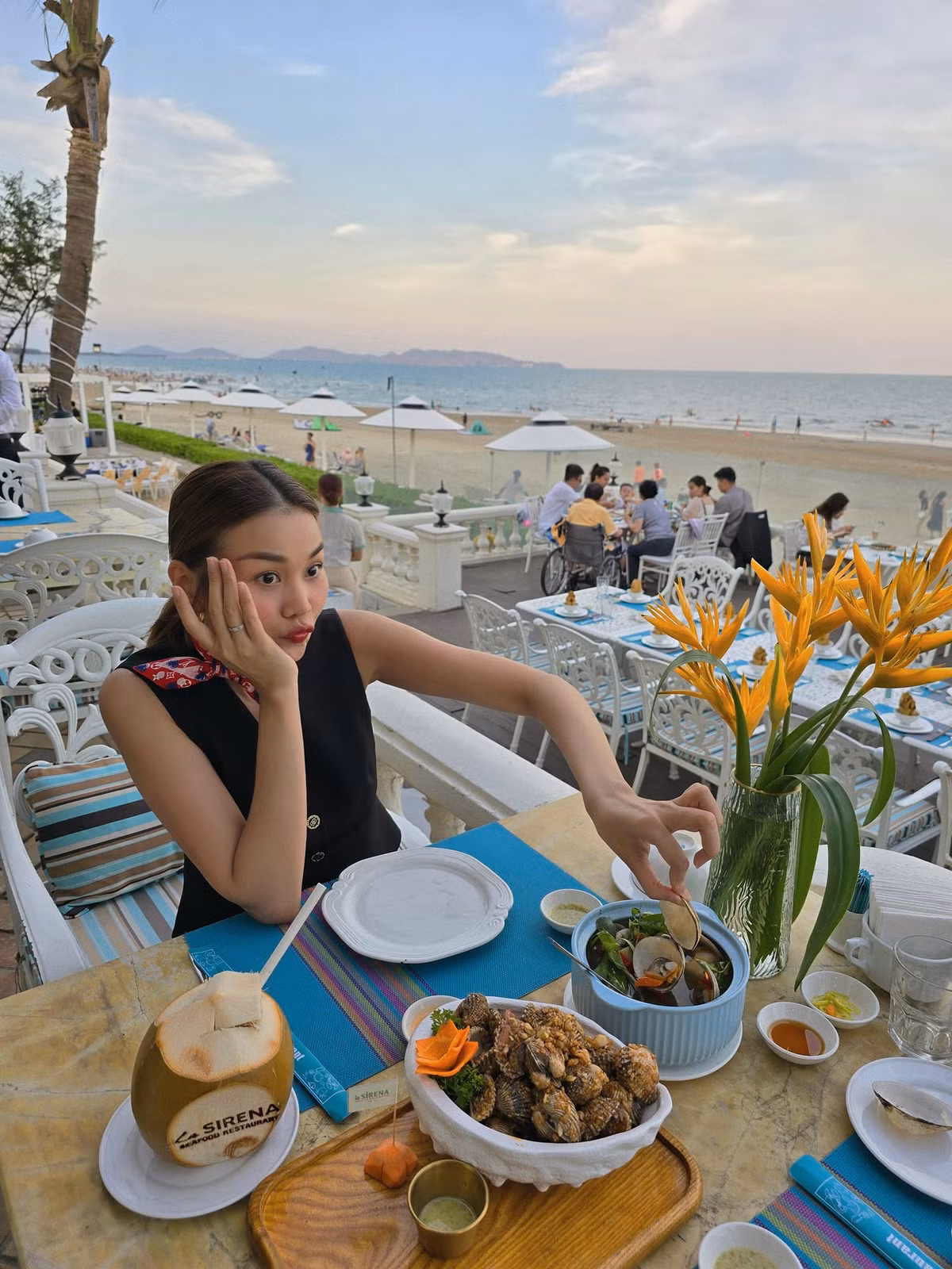 Sau kết hôn, nữ siêu mẫu ngày càng cởi mở trong việc chia sẻ cuộc sống đời tư.