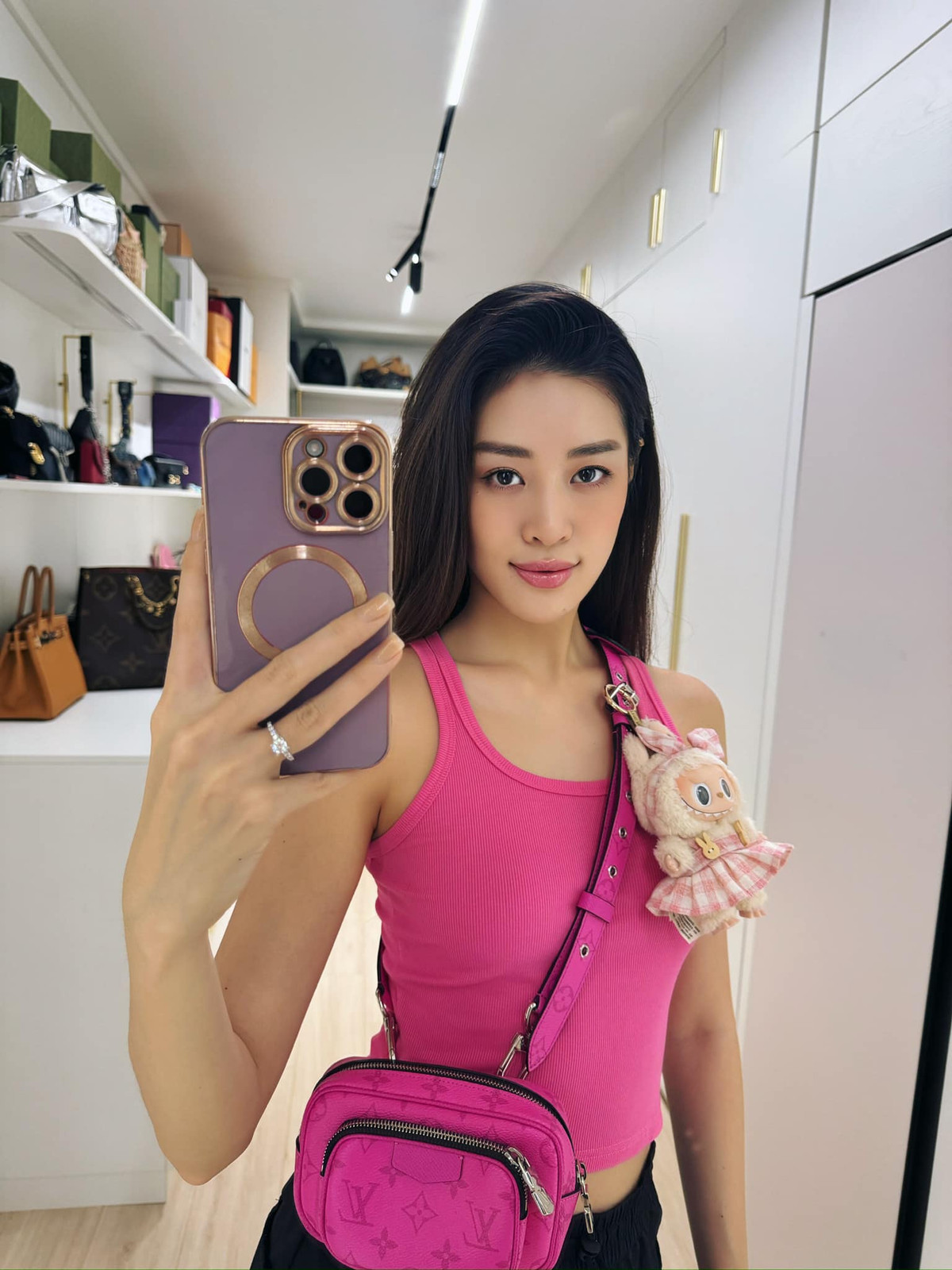 Trên trang cá nhân, hoa hậu thường chia sẻ nhiều hình ảnh khoe vóc dáng gợi cảm. Ảnh: FB Nguyễn Trần Khánh Vân