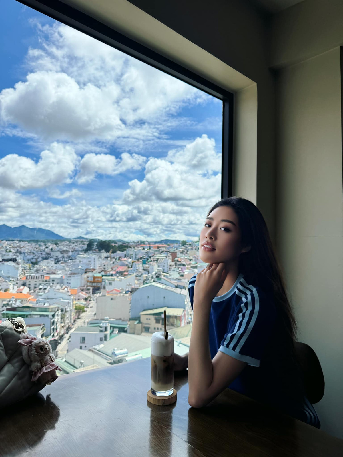 Khánh Vân cũng từng chia sẻ cô không tự tin về phần cánh mũi, từng có ý định "dao kéo" để gương mặt hoàn thiện hơn. Tuy nhiên, nhiều khán giả động viên hoa hậu có sống mũi cao, hài hòa, không cần phải can thiệp thẩm mỹ. Ảnh: FB Nguyễn Trần Khánh Vân