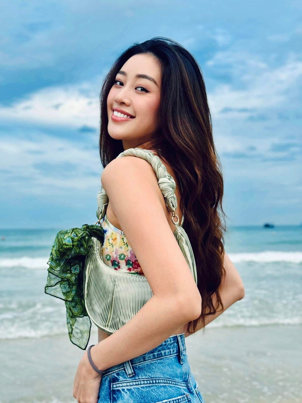 Đời thường, Khánh Vân biến hóa nhiều phong cách thời trang. Ảnh: FB Nguyễn Trần Khánh Vân