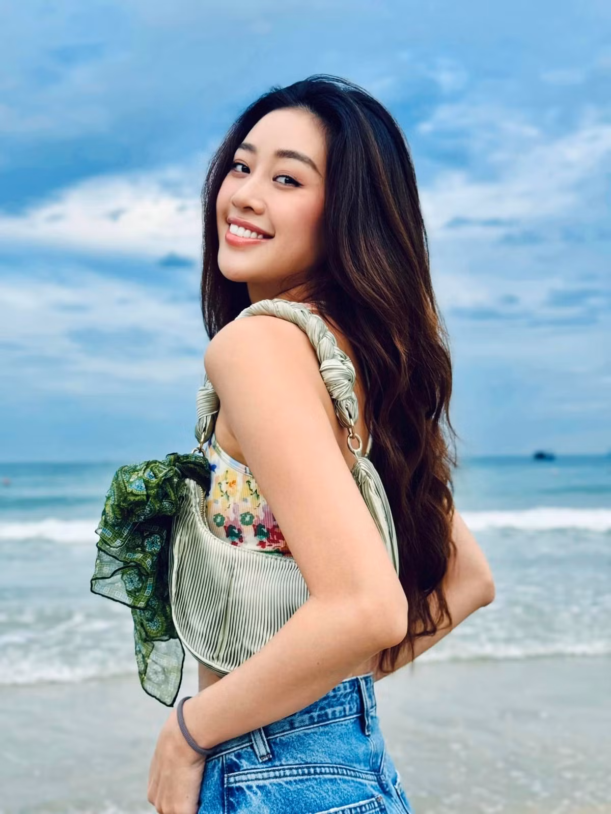 Đời thường, Khánh Vân biến hóa nhiều phong cách thời trang. Ảnh: FB Nguyễn Trần Khánh Vân