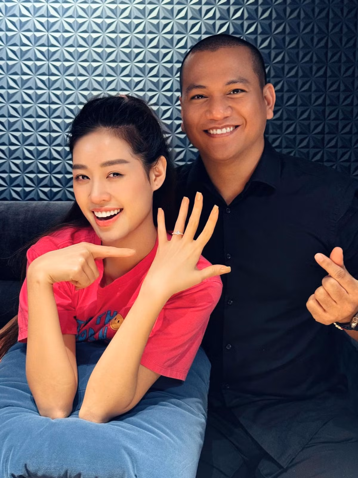 Hoa hậu Nguyễn Trần Khánh Vân vừa đăng tải hình ảnh rạng rỡ bên vị hôn phu kèm chia sẻ: "Dạ rồi, đây là anh quản lý của em ạ". Trong ảnh, Khánh Vân tười cười chỉ tay vào chiếc nhẫn đính hôn như một cách khẳng định vai trò của bạn trai. Nhiều khán giả và bạn bè chúc mừng Khánh Vân đã tìm được bến đỗ. Ảnh: FB Nguyễn Trần Khánh Vân