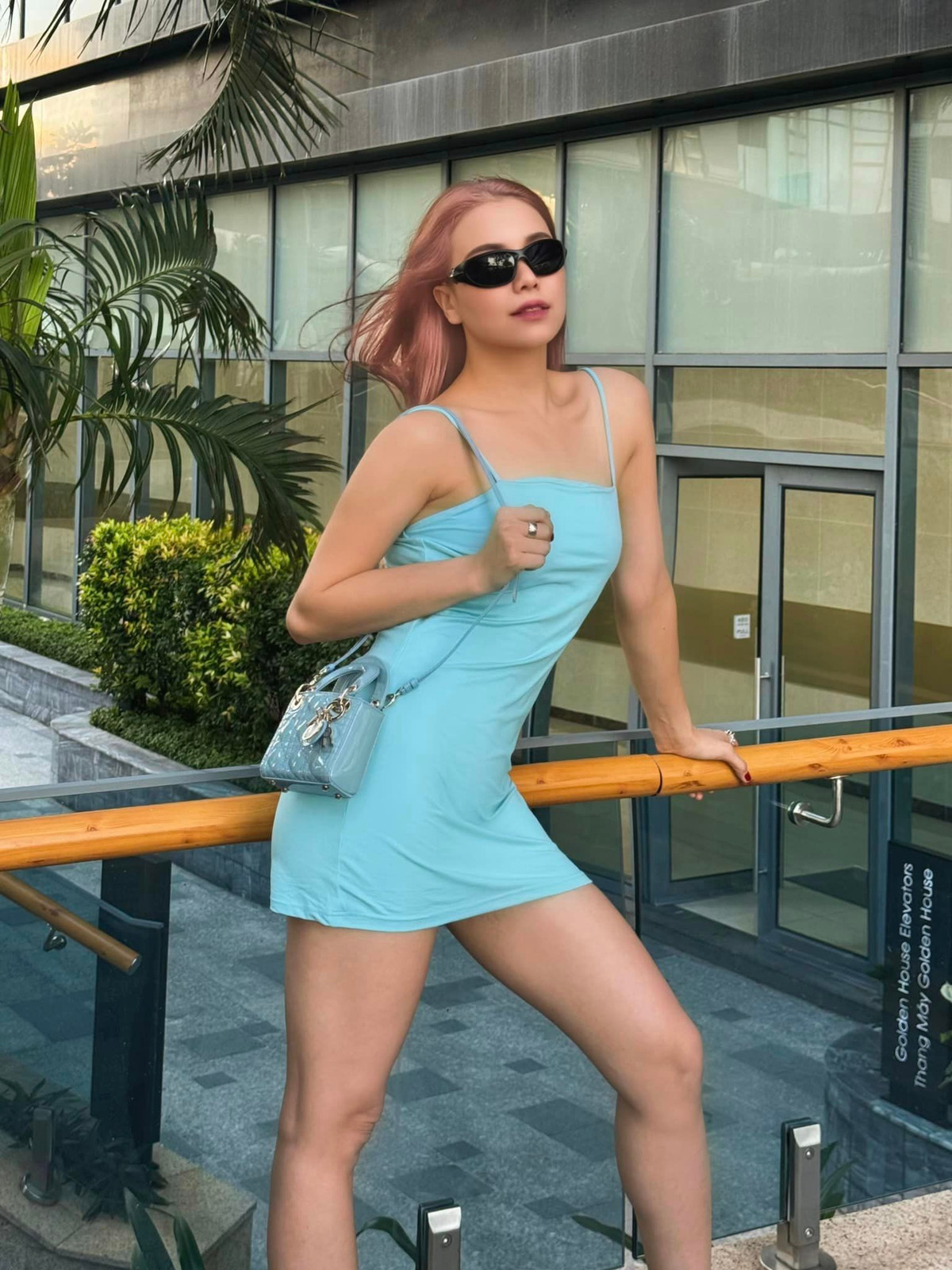 Tuy nhiên, cuộc sống của Trà Ngọc Hằng lại gặp nhiều trắc trở. Cô từng trắng tay vì bị lừa 30 tỷ, sau đó làm mẹ đơn thân, một mình nuôi con do tình cảm không như ý. Ảnh: FB Trà Hằng