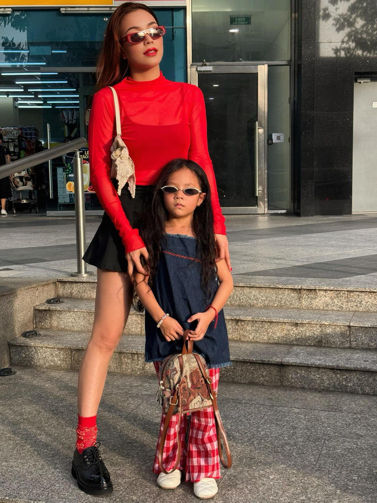 Những khoảnh khắc cô chụp ảnh cùng Sophia khiến cư dân mạng thích thú. Ảnh: FB Trà Hằng