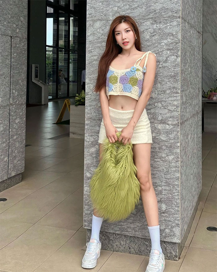 Phong cách thời trang đơn giản, trẻ trung cũng giúp cô "hack" tuổi.