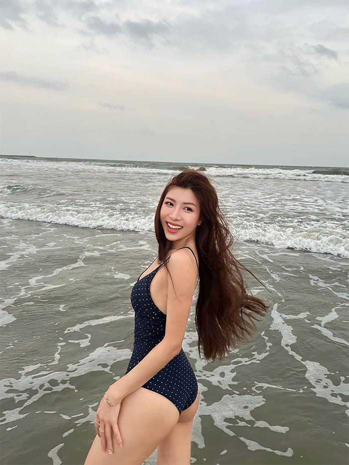 Nữ ca sĩ sở hữu vóc dáng gợi cảm, khuôn mặt ưa nhìn.