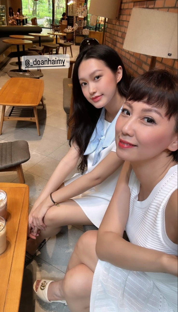 Mẹ ruột Doãn Hải My còn để tóc tém cá tính, trẻ trung khá ấn tượng.