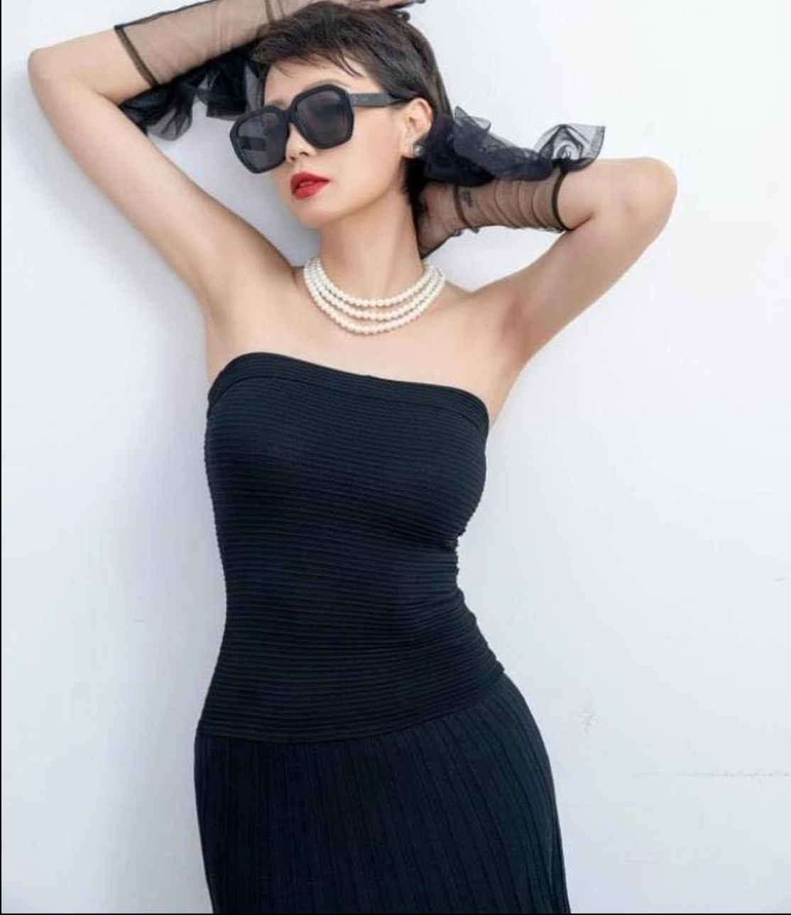 Mẹ ruột Doãn Hải My cũng là "nữ hoàng hàng hiệu" khi sở hữu bộ sưu tập túi xách, giày dép, trang sức đến từ những thương hiệu xa xỉ nhất thế giới.