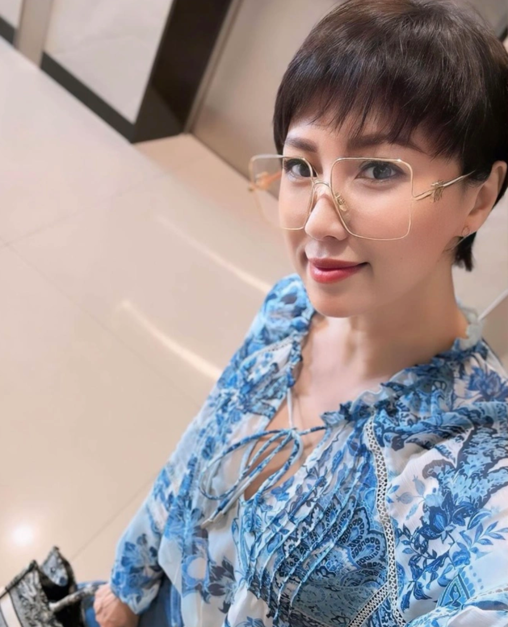 Bà thường xuyên diện những trang phục trẻ trung, hiện đại, tôn lên vóc dáng hoàn hảo cùng gu thẩm mỹ tinh tế.