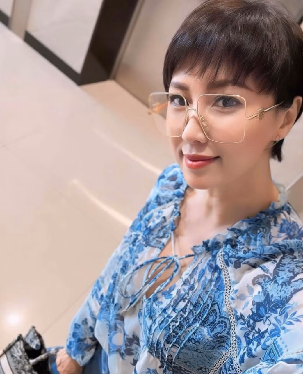 Bà thường xuyên diện những trang phục trẻ trung, hiện đại, tôn lên vóc dáng hoàn hảo cùng gu thẩm mỹ tinh tế.