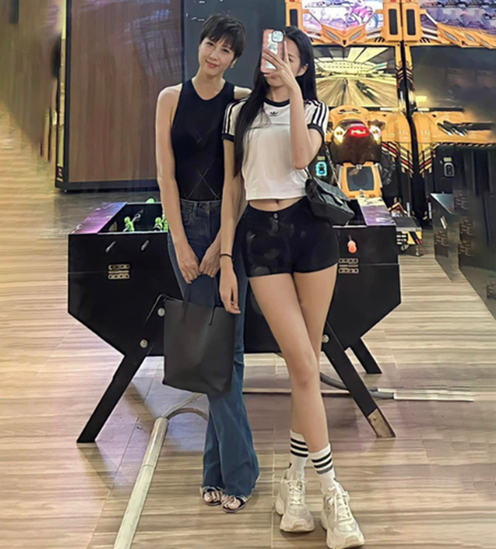 Dù đã ở độ tuổi U50 nhưng bà Mai Đoàn vẫn giữ được vóc dáng thon gọn, làn da trắng sáng mịn màng và nụ cười rạng rỡ.