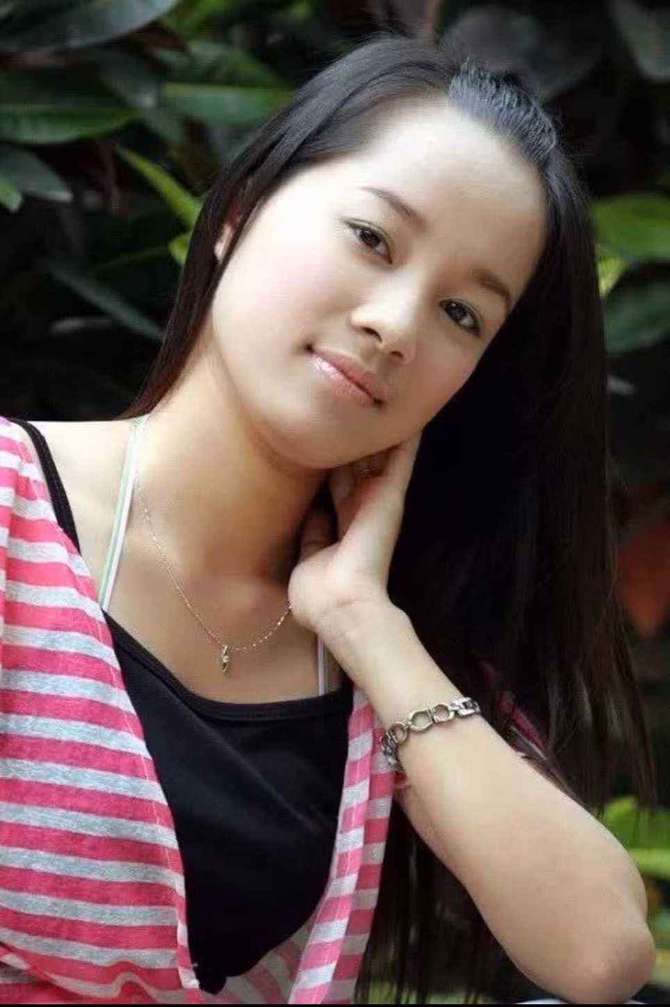  Minh Hương sinh năm 1986, nổi tiếng với vai diễn Vàng Anh trong "Nhật ký Vàng Anh" phần 1. Thời điểm đó cô nhanh chóng ghi dấu ấn trong lòng khán giả bởi ngoại hình xinh xắn, diễn xuất tự nhiên.