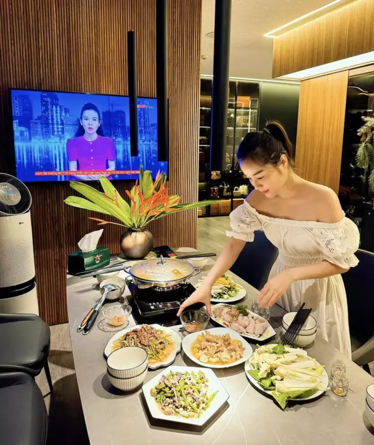 Bên cạnh sự nghiệp thành công, Minh Hương còn có cuộc sống hạnh phúc bên ông xã là kiến trúc sư và 2 con, 1 trai, 1 gái.