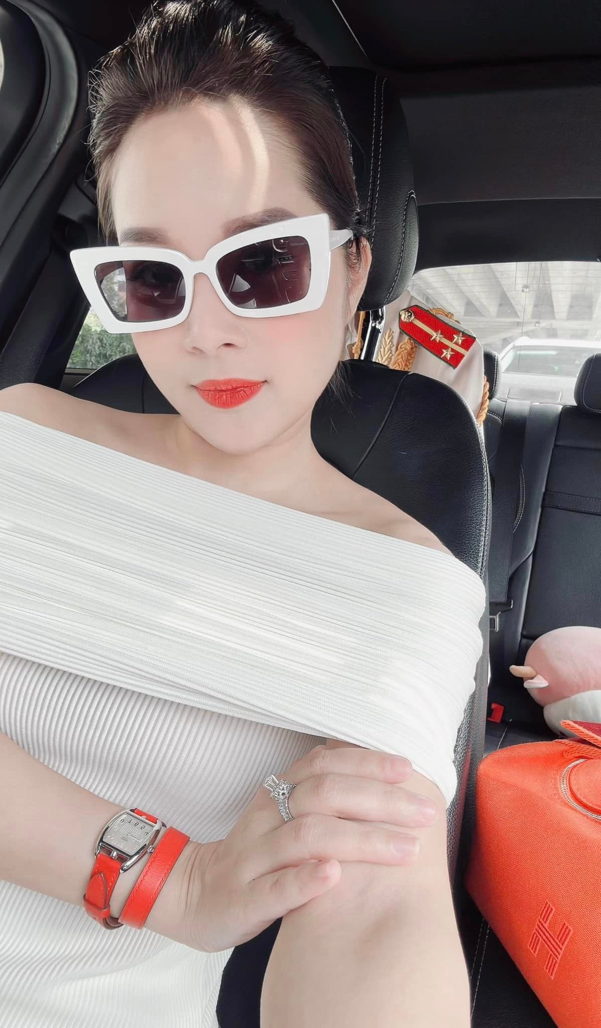 Nữ diễn viên thường xuyên chia sẻ những hình ảnh hạnh phúc của gia đình trên trang mạng xã hội và nhận được nhiều sự quan tâm từ người hâm mộ.