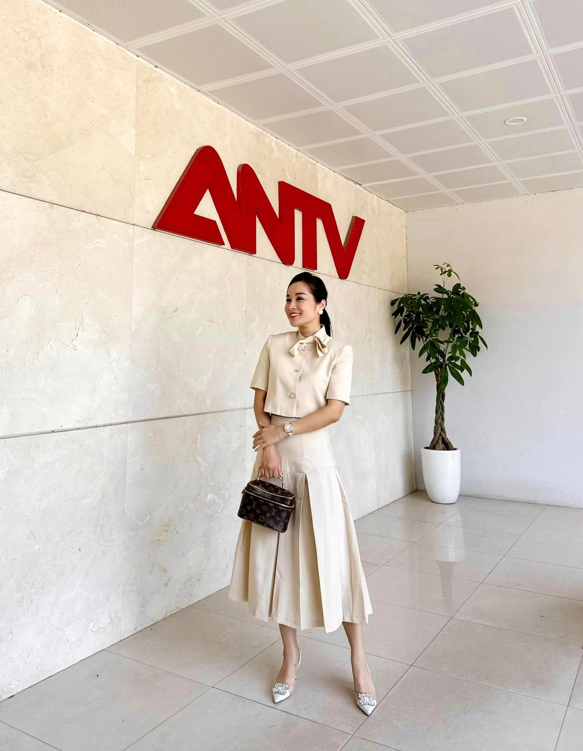 Hiện tại, Minh Hương đang làm MC, BTV của kênh truyền hình ANTV, đồng thời là một Thượng uý Công an.