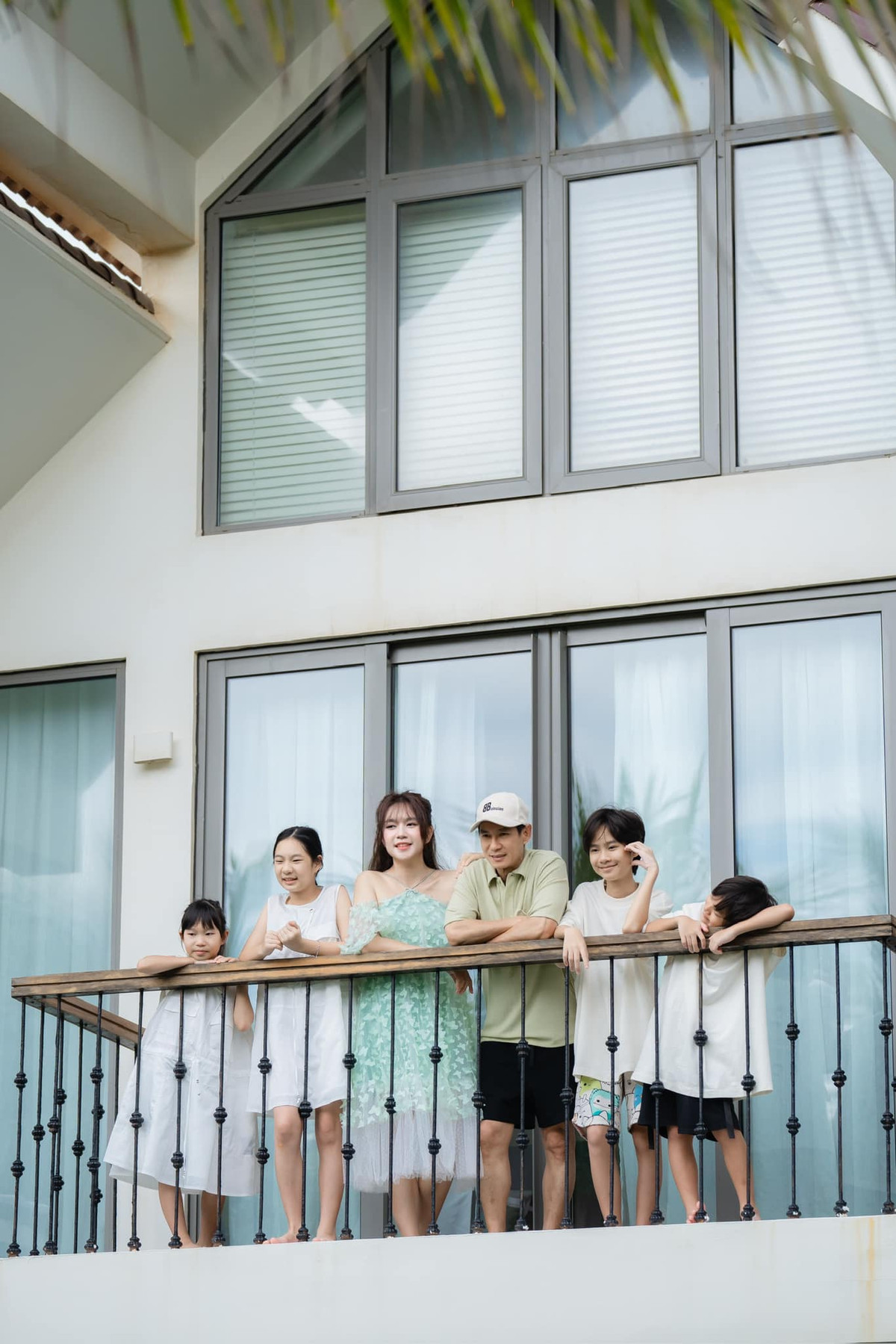 Phong cách ăn mặc của bà xã Lý Hải cũng nhận được nhiều lời khen khi rất nhẹ nhàng nhưng đủ gây ấn tượng.