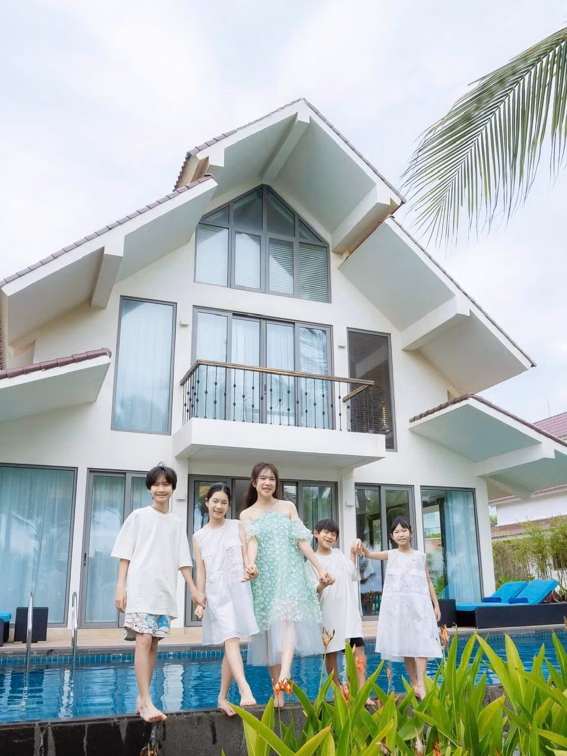 Ngay sau khi đăng tải, loạt ảnh của gia đình Lý Hải và Minh Hà đã nhanh chóng gây sốt.