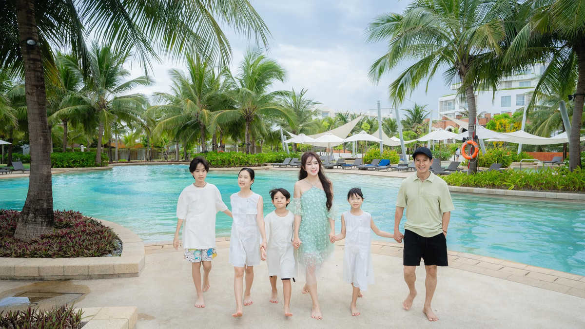 Diện nhiều đồ đôi và nắm tay tình cảm trong chuyến du lịch, vợ chồng Lý Hải - Minh Hà được khán giả nhận xét giống một cặp mới yêu nhau.