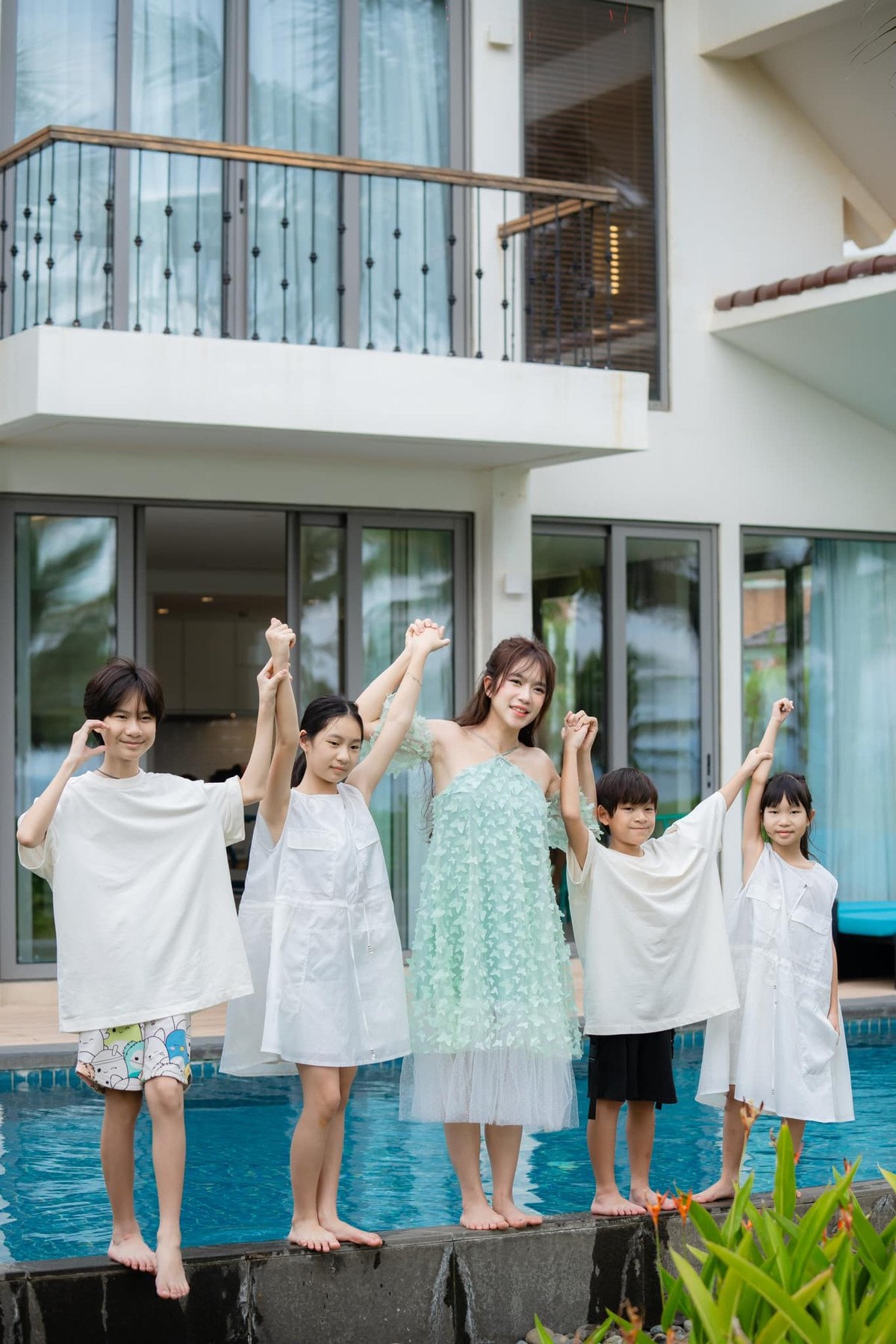 Minh Hà và Lý Hải kết hôn vào năm 2010. Sau 14 năm bên nhau, cặp đôi đã có với nhau 4 con gồm 2 trai 2 gái.