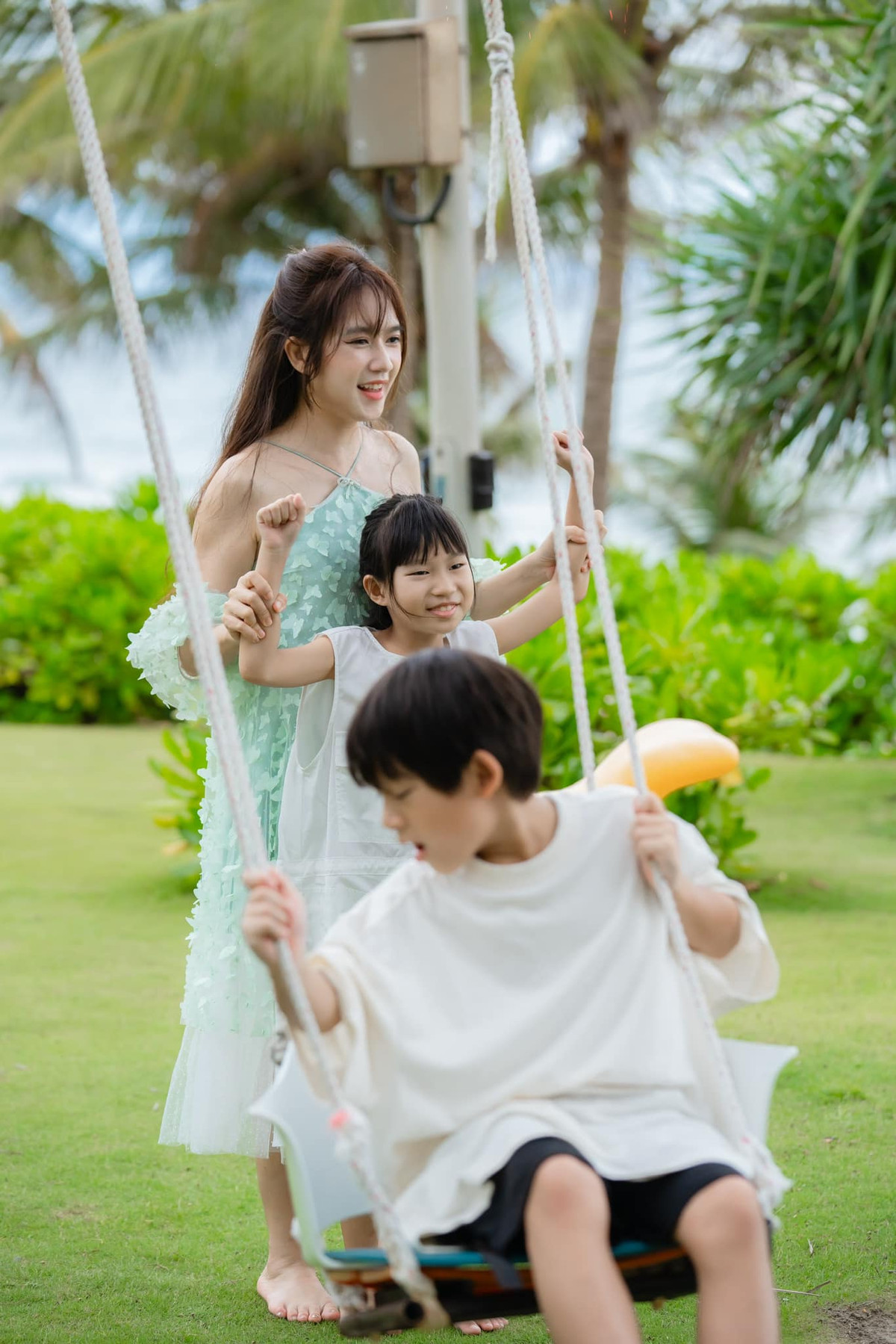 Dù đã trải qua 4 lần sinh nở, song cô vẫn giữ trọn vẹn vẻ trẻ trung, rạng rỡ khó ai sánh bằng.